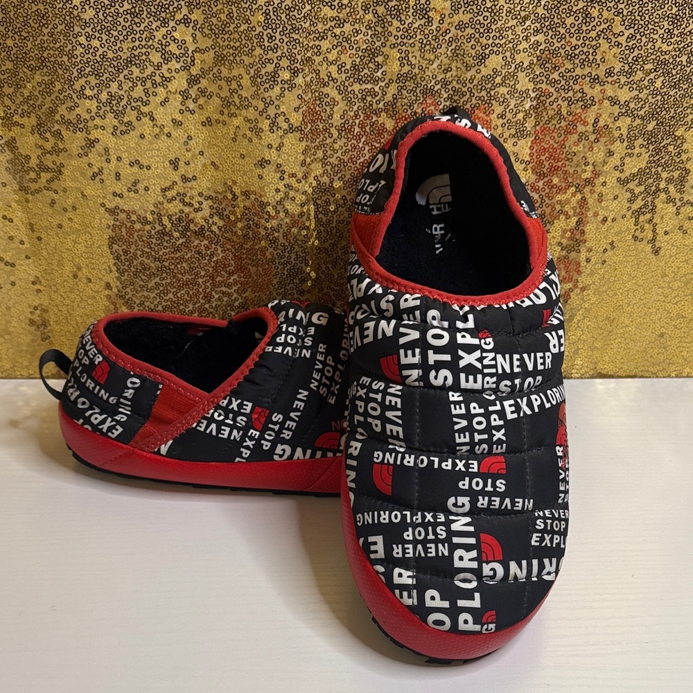 The North Face Men’s ThermoBall Traction Mule V Slip-ons black toss print